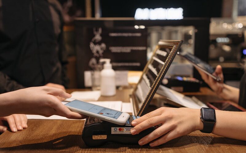 Érintéses fizetés okostelefonnal